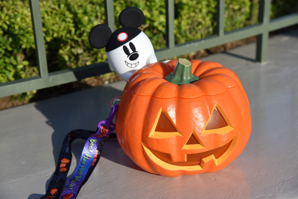 ディズニー・ハロウィーンのポップコーンバケットは2WAY仕様。昼は