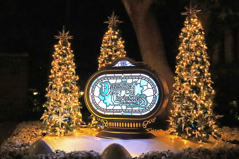 東京ディズニーシーのクリスマスは夜も必見！ 巨大ツリーの点灯の瞬間