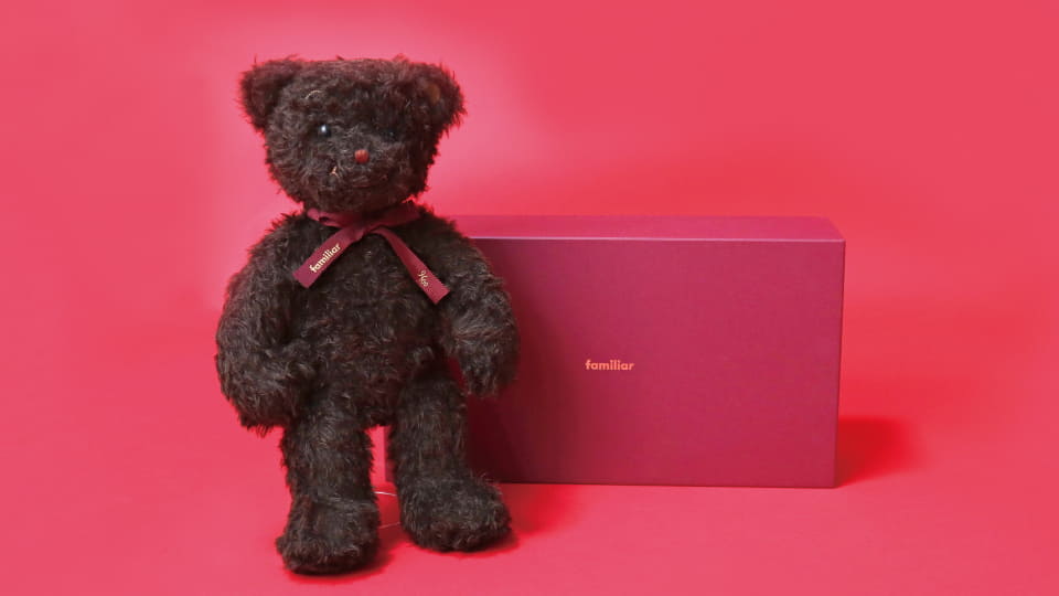 ファミリア、白色ファンシーツイードのバッグや限定カラーのテディベア