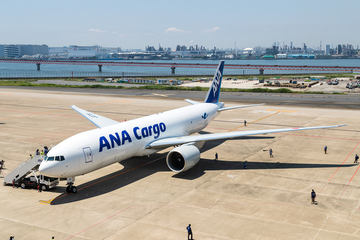 ANA、“BLUE JAY（アオカケス）”こと「ボーイング 777F」就航。旅客便と