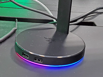 Razerの光るヘッドホンスタンド「Base Station Chroma」にDAC内蔵の新