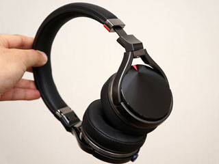 ケンウッドのブランド自体をデザイン化したヘッドフォン。レース場でも