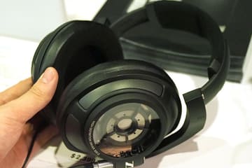 ゼンハイザー密閉型ヘッドフォン「HD 820」の実力。AMBEO初サウンド