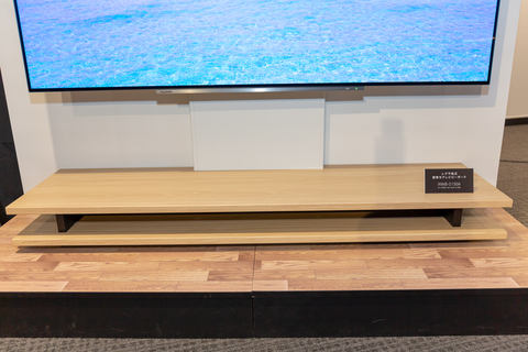 リフォーム不要でテレビを“ほぼ”壁掛け。7万円のレグザ純正ローボード