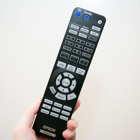 エプソン、16万円の4K/HDRプロジェクタ「EH-TW7000」。スピーカー内蔵