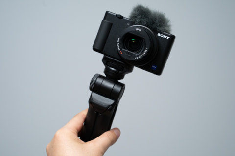 ソニー、Vlog向けカメラ「VLOGCAM」。バリアングルで自撮り、商品