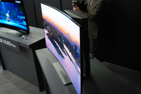 LGから“自由に曲げられる”4K有機ELテレビ。20段階で曲率調整 - AV Watch