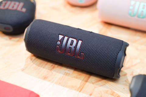 JBLを代表するBTスピーカー進化「Flip 7」。AIで音質向上、USB-Cで