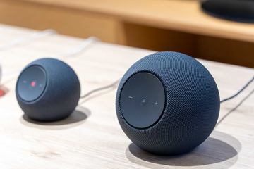 Amazonスピーカー「Echo Studio」に新色グレーシャーホワイト。Alexa+