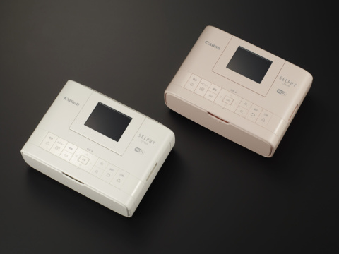 キヤノン、バッテリーを装着できる小型フォトプリンター「SELPHY