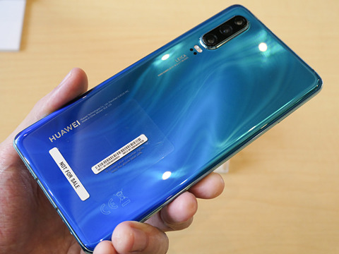 ライカ・トリプルカメラのSIMフリースマホ「HUAWEI P30」国内発売