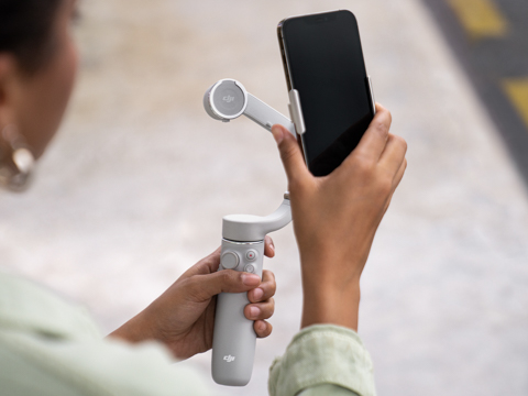 延長ロッドを内蔵した、折り畳み式スマホ用ジンバル「DJI OM 5」。約