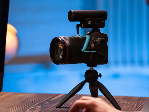 ゼンハイザー、ショックマウント内蔵の小型オンカメラマイク「MKE 400