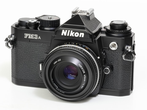 赤城耕一の「アカギカメラ」 第79回：40年来の相棒「ニコンFE2」とその