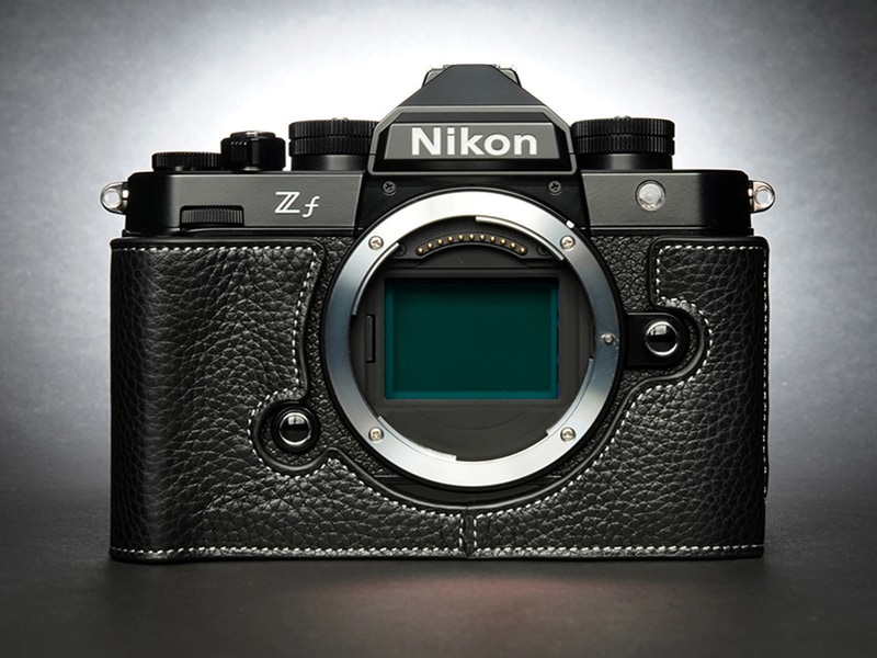 ニコン Z f」専用設計のハーフレザーケース。ブラックとブラウンの2色