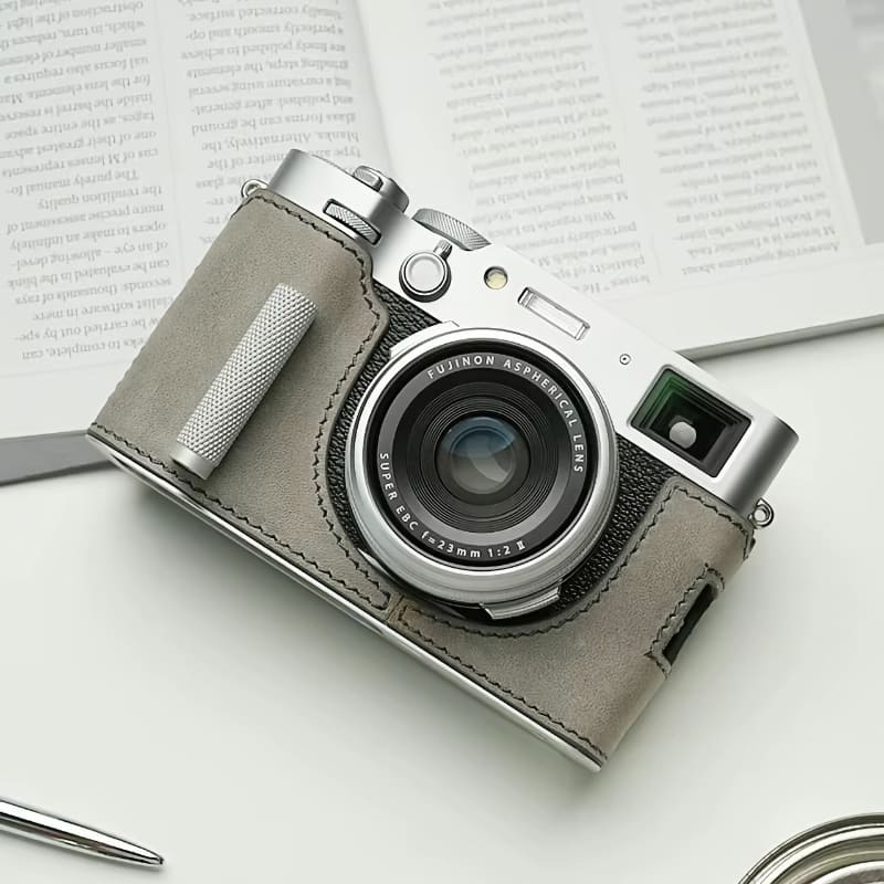 金属製グリップを備えた「X100VI」「D-LUX8」用の本革ボディケース