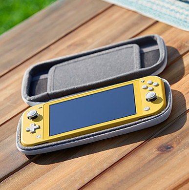 ゲームカード8枚収納付き。任天堂、「Nintendo Switch Liteキャリング