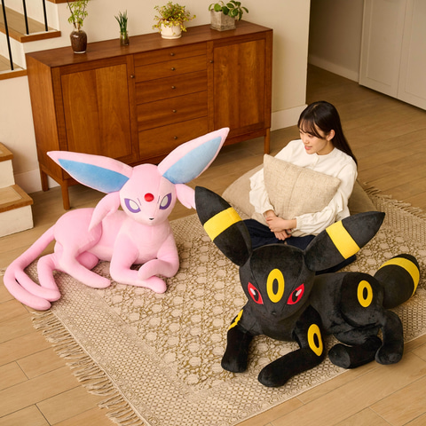ポケモン「エーフィ」&「ブラッキー」の等身大ぬいぐるみがポケモン