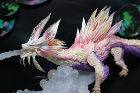 虹色に輝く泡狐竜が、泡のエフェクトをまとってアクションフィギュア化