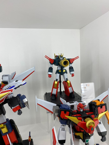 勇者特急マイトガイン」に登場する機体3種と合体した姿「The合体