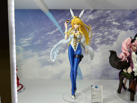 FGO」より、アルトリアのディーラー姿と光のコヤンスカヤの最終再臨姿