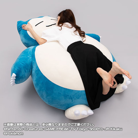 ポケモン」より全長約1.5mの「絶対に起こしたいカビゴンクッション」が