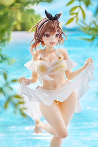 ライザのアトリエ3」よりパレオを持った水着姿の「ライザ」が