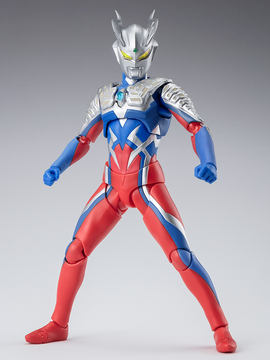 光る鳴るギミック搭載＆全高約80cmの「スーパーDX ウルトラマンゼロ