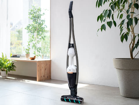 エレクトロラックス、新デザインで“踊るように”使えるコードレス掃除機