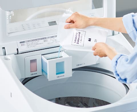 パナソニック、洗剤自動投入の全自動洗濯機。フタを閉めても残量が