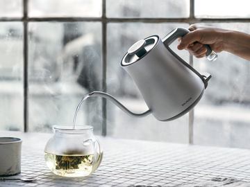 バルミューダの電気ケトルに、メタルの質感と色合いにこだわった新色