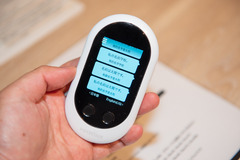大幅進化の新モデル、通訳機「POCKETALK W」9月7日発売 - ケータイ Watch