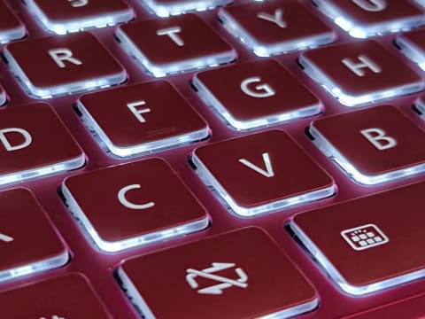 ノートパソコンからくり抜いたようなデザインと使い心地――「LIFEBOOK