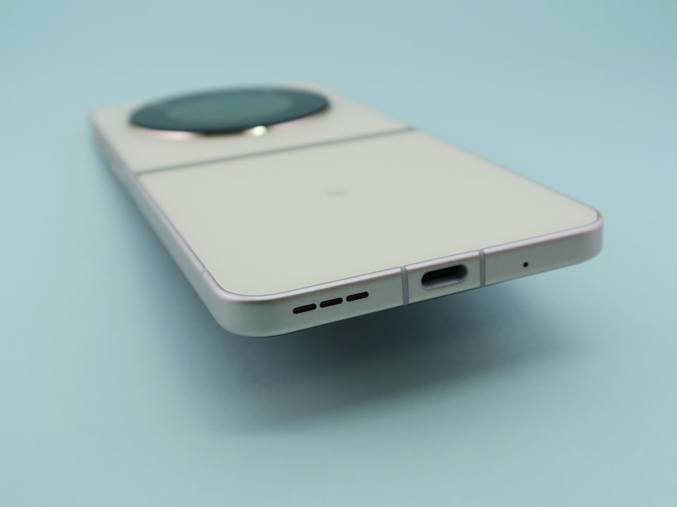 Libero Flip」、6万円でデビューできるフォルダブルスマートフォン