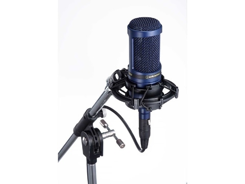 オーディオテクニカ、人気コンデンサーマイク「AT2020」の藍色モデル