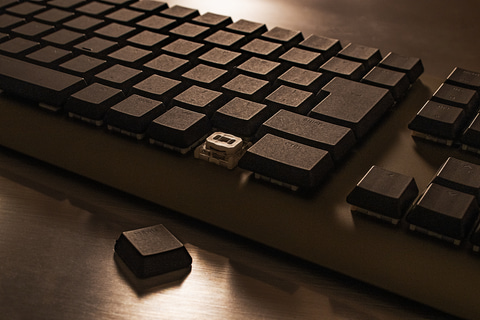 2度の自主回収を乗り越えた純国産ゲーミングキーボード「ZENAIM