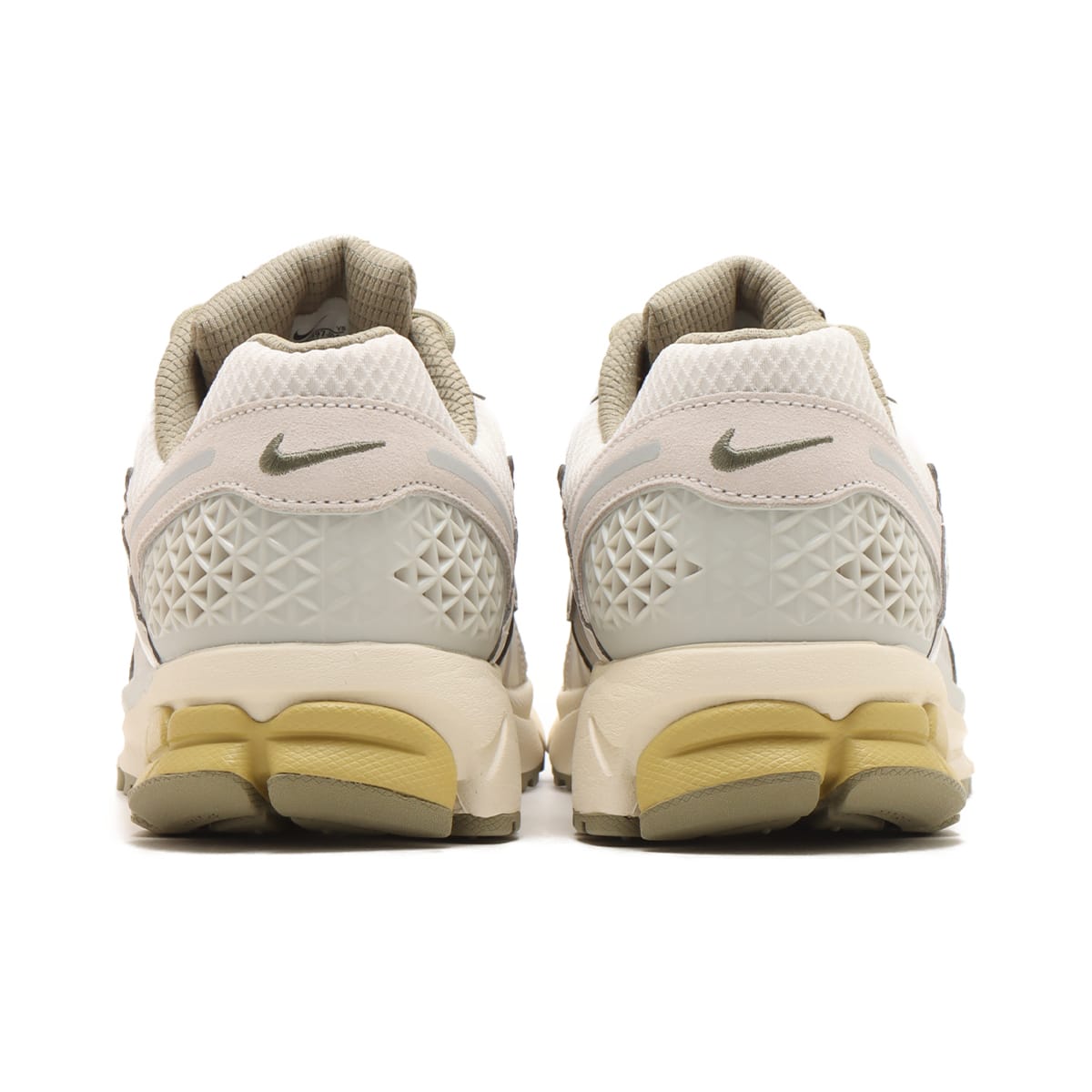 NIKE ZOOM VOMERO 5 LIGHT BONE/MEDIUM OLIVE-NEUTRAL OLIVE（ナイキ