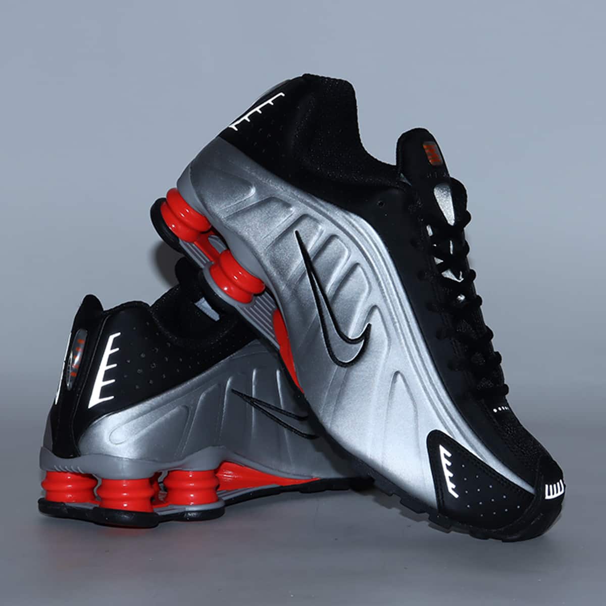 NIKE SHOX R4 BLACK/METALLIC SILVER-MAX ORANGE（ナイキ ショックス