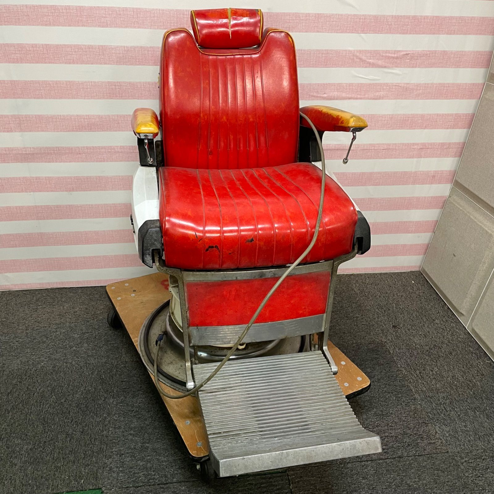 TAKARA タカラ 理容椅子 散髪屋 椅子 赤 レッド 床屋 理容室 美容室