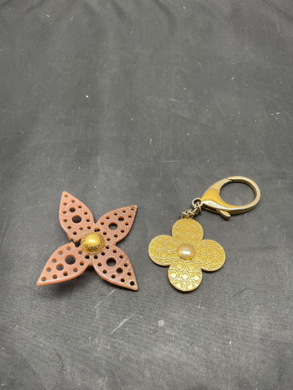 ルイヴィトン チャーム ポルトクレ イントゥーザフラワー キーホルダー