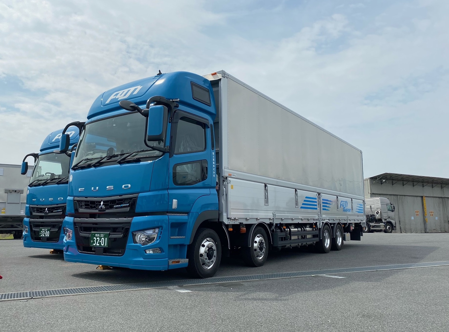 大型トラック「スーパーグレート」： 10.7Lエンジン搭載のショート
