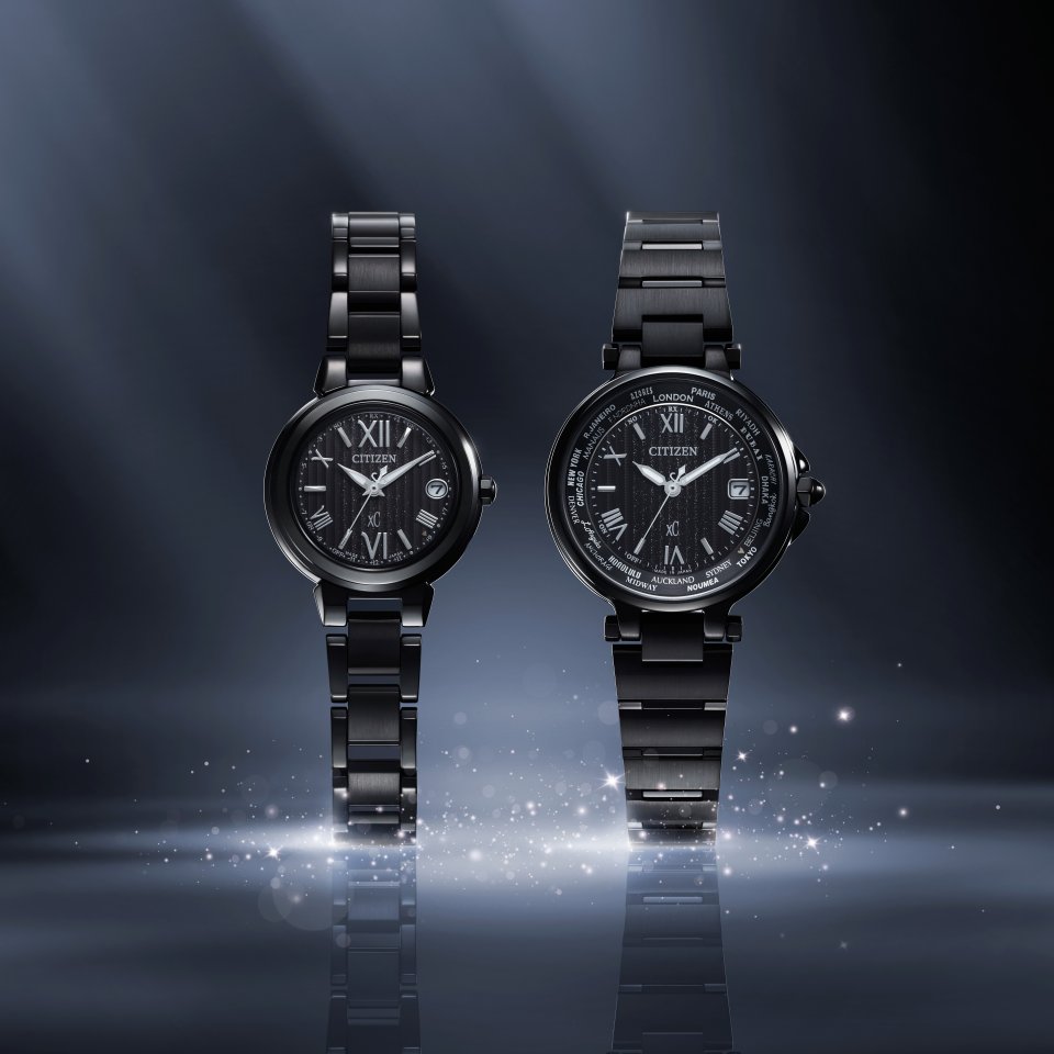 シチズンクロスシー』から、凛とした中にフェミニンな表情が漂うオール