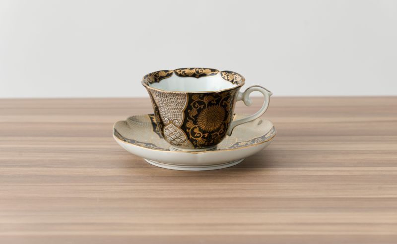 黒濃金彩菊華紋珈琲碗皿［ 有田焼 徳幸窯 ］