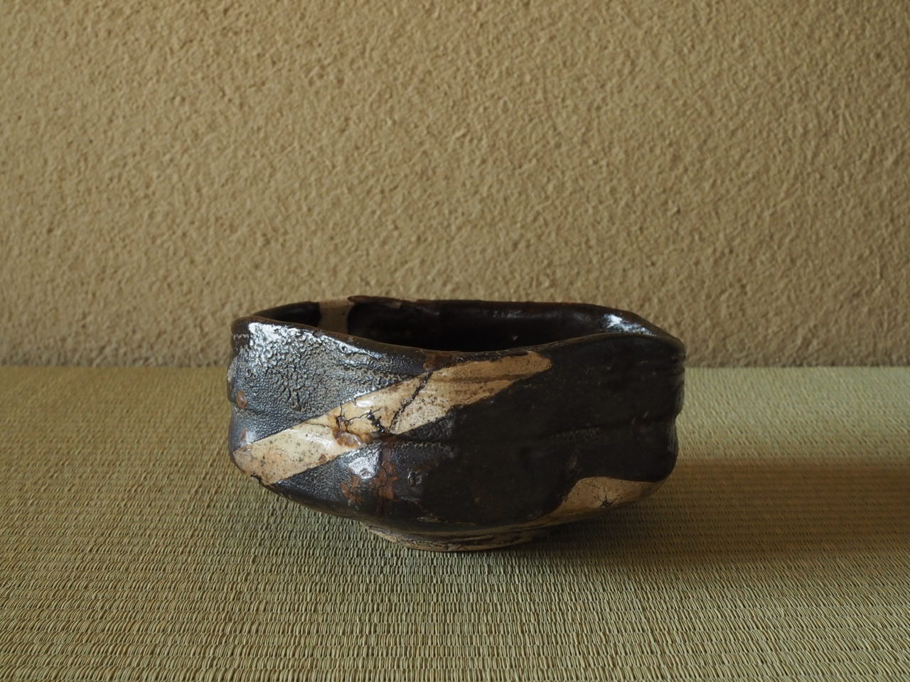 黒織部茶碗 | 古美術いもと