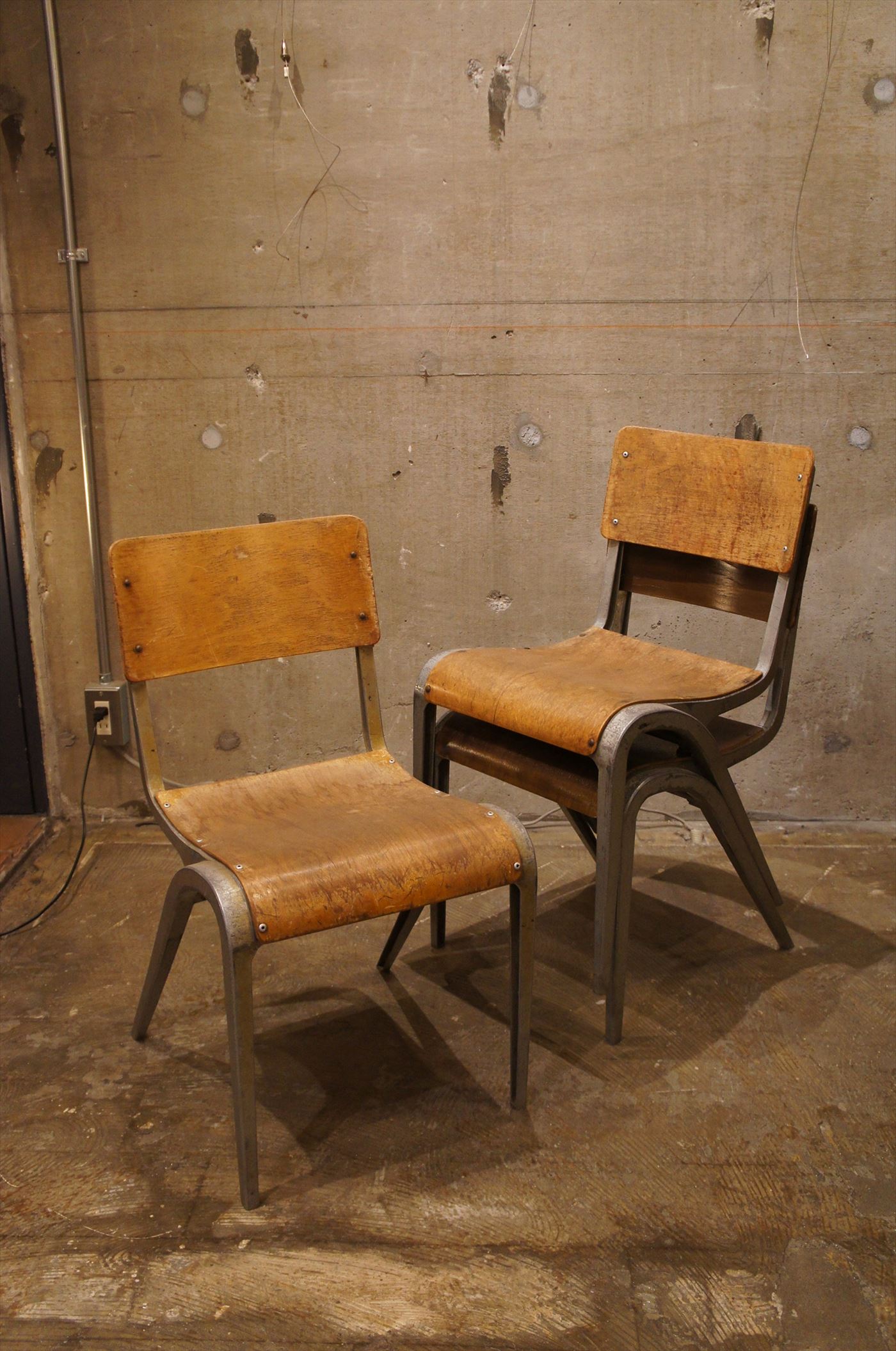 James Leonard ]メタル スタッキング スクールチェア | ARTICLE