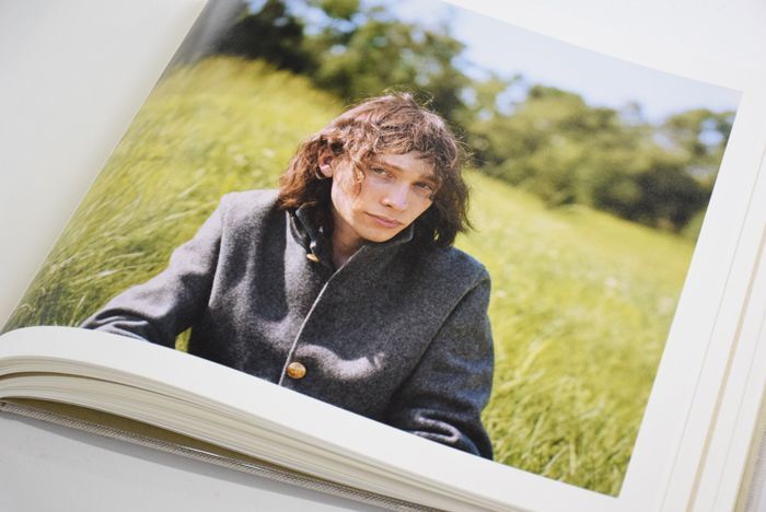 A POUND OF PICTURES / Alec Soth ON READING Online Shop