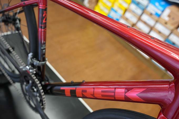 TREK Domane AL2 Gen4 Crimson to Dark Carmine Fade 2024NEWモデル 新