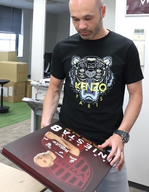 イニエスタ ヴィッセル神戸 『シリアルナンバー入りユニフォームBOX