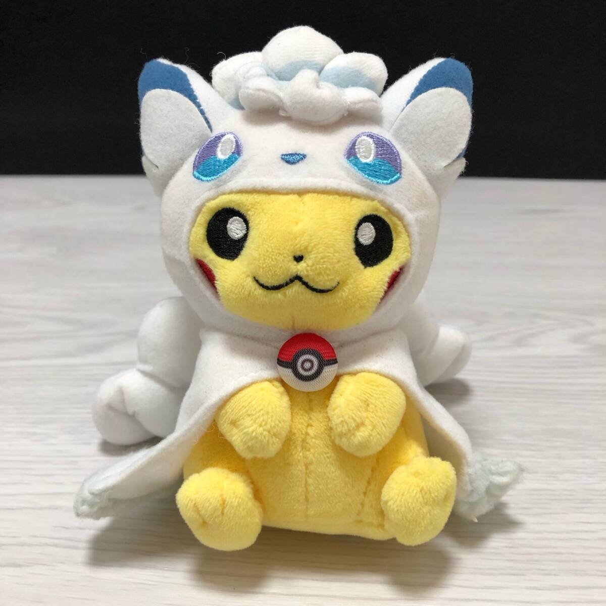 Yahoo!オークション -「アローラロコン ポンチョ ピカチュウ」の落札