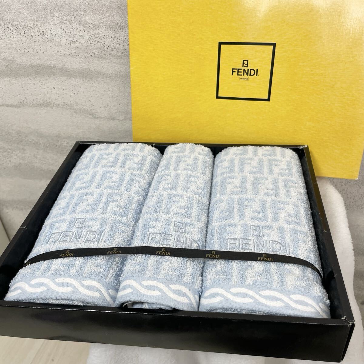 Yahoo!オークション -「フェンディ fendi フェイスタオル」の落札相場